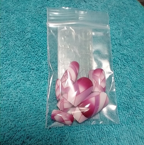 Press on nails pink white art nail set - Picture 2 of 2